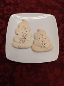 Christmas meringues with sprinkles
